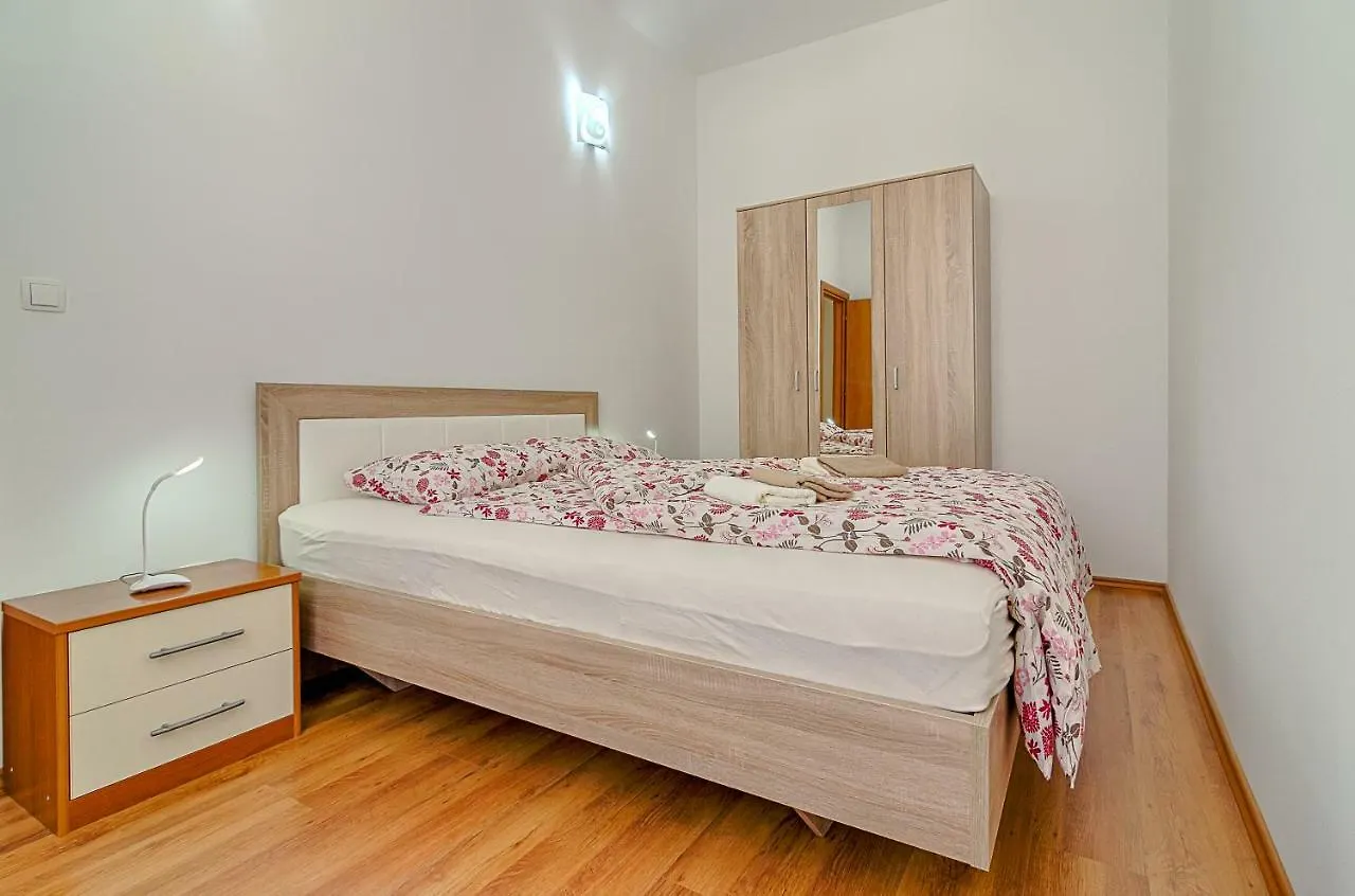 Apartment Zora & Natale Pula 0*,